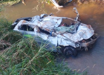Carro foi visto pelo passageiro de um ônibus que viajava pela rodovia. O motorista foi encontrado inconsciente -  (crédito: Diivulgação/PRF)