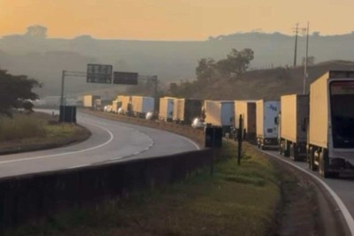 Atendimento da ocorrência causa fila de pelo menos quatro quilômetros na Rodovia Fernão Dias -  (crédito: Reprodução/Redes sociais)