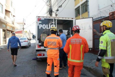 Agentes de segurança recolhem o corpo de Priscilla Mundim, morta por estrangulamento e golpes no Bairro Padre Eustáquio no último sábado

 -  (crédito: Jair Amaral/EM/D.A Press. Brasil – 16/8/25)