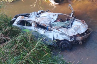 Carro foi visto pelo passageiro de um ônibus que viajava pela rodovia. O motorista foi encontrado inconsciente -  (crédito: Diivulgação/PRF)