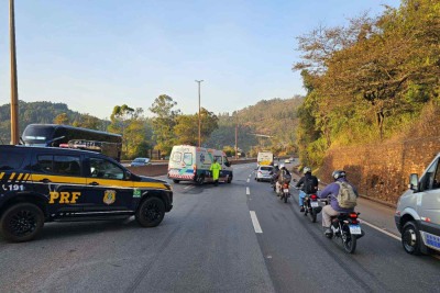 Acidente aconteceu próximo ao Viaduto da Mutuca, em Nova Lima (MG) -  (crédito: Divulgação/PRF)