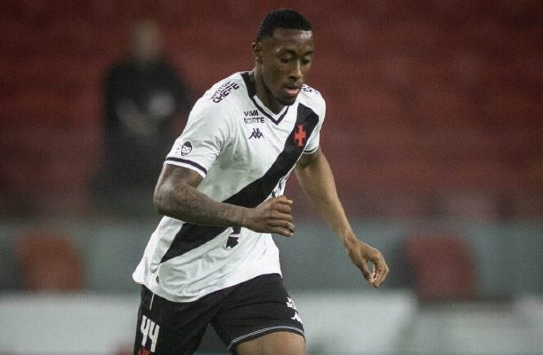 Zagueiro Luiz Gustavo, do Vasco, fica perto do Bahia