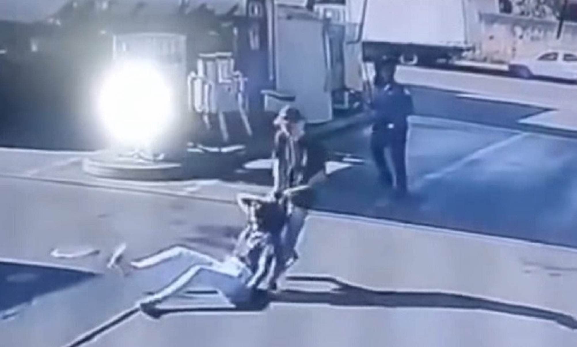 VÍDEO: frentista é arrastada pelos cabelos por ex em posto de Uberlândia - ReproduÃ§Ã£o/Redes sociais