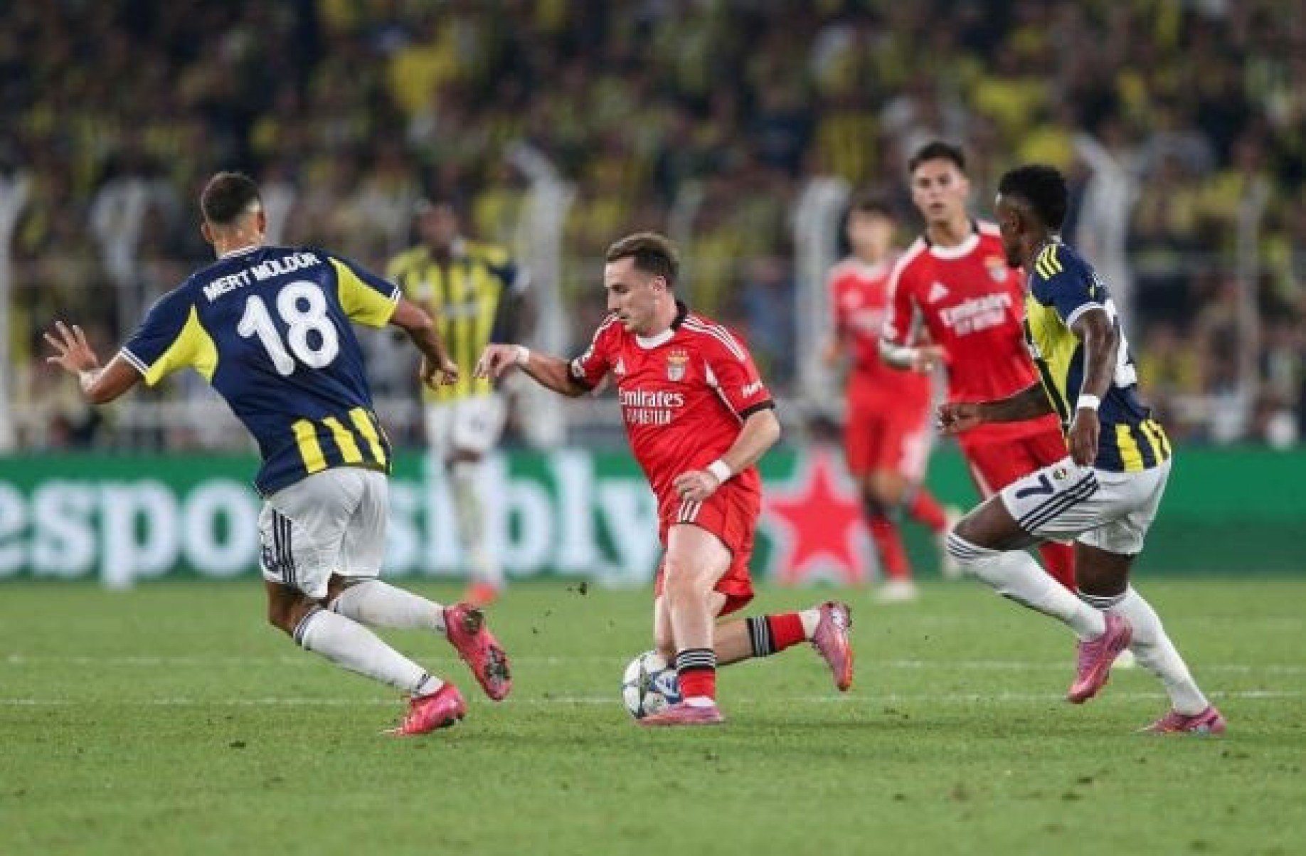 Fenerbahçe e Benfica empatam nos playoffs da Champions
