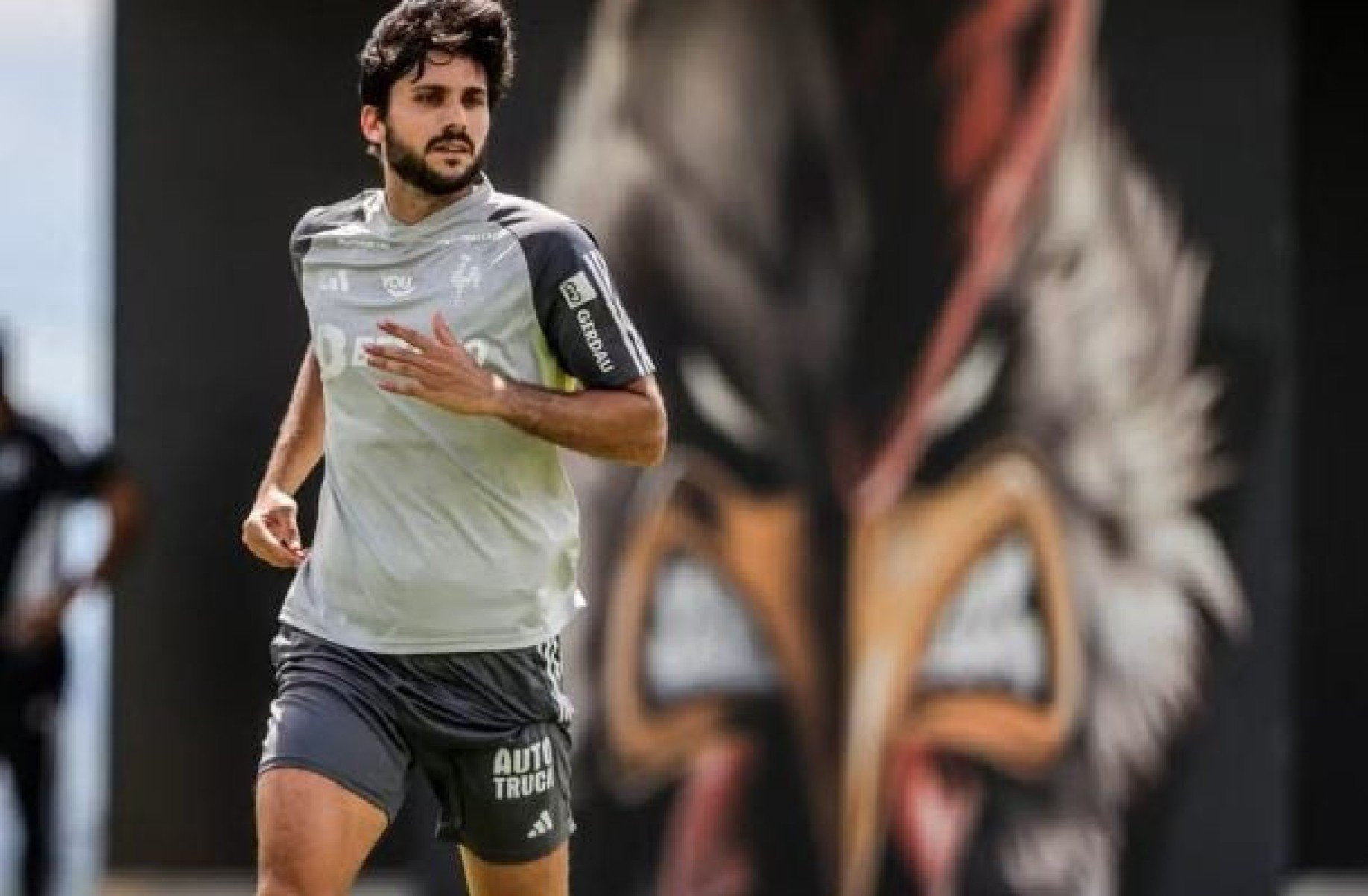 Bracks explica saída de Rabello e situação de novo reforço no Atlético