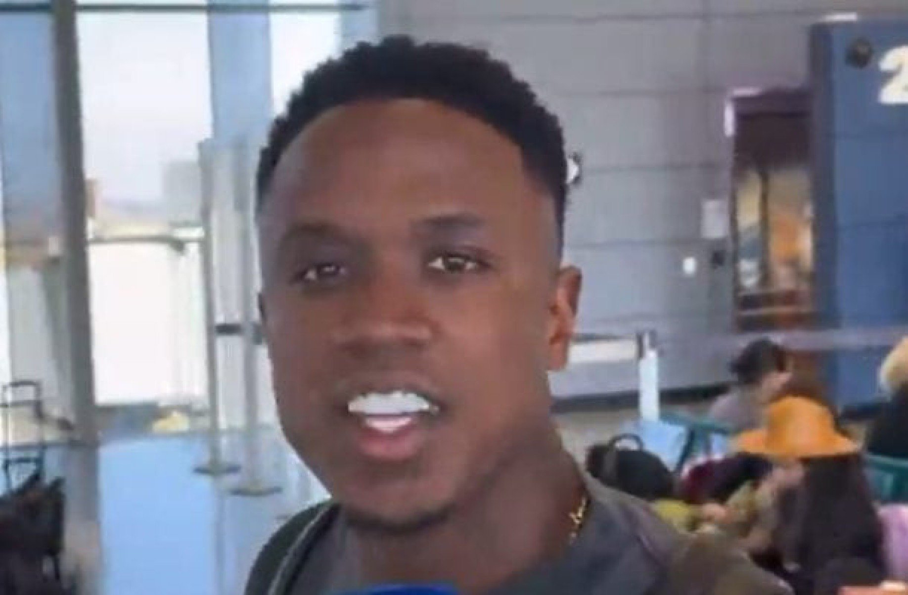 Sinisterra desembarca em BH para assinar com Cruzeiro: ‘Vamos ter muitas alegrias’