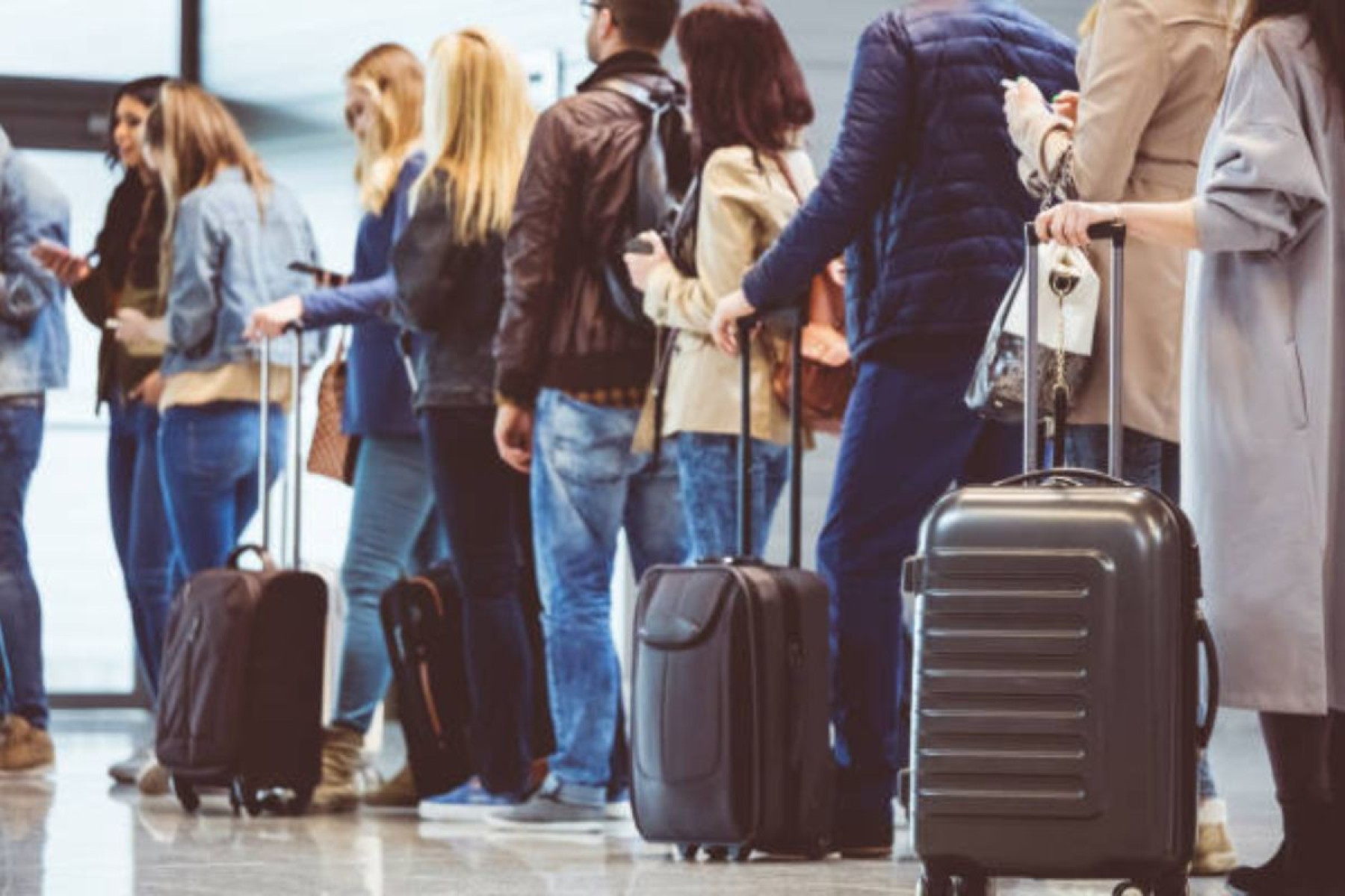 Passageiros enfrentam filas e incerteza enquanto aguardam soluções das companhias aéreas após cancelamentos inesperados