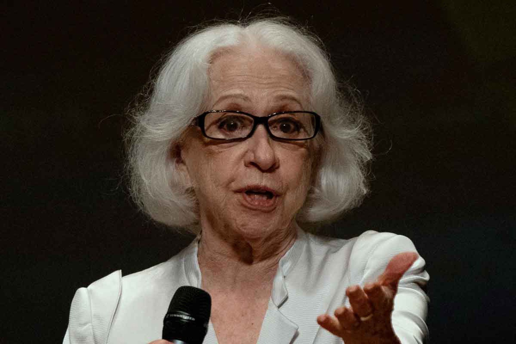 Atriz Fernanda Montenegro fala ao microfone