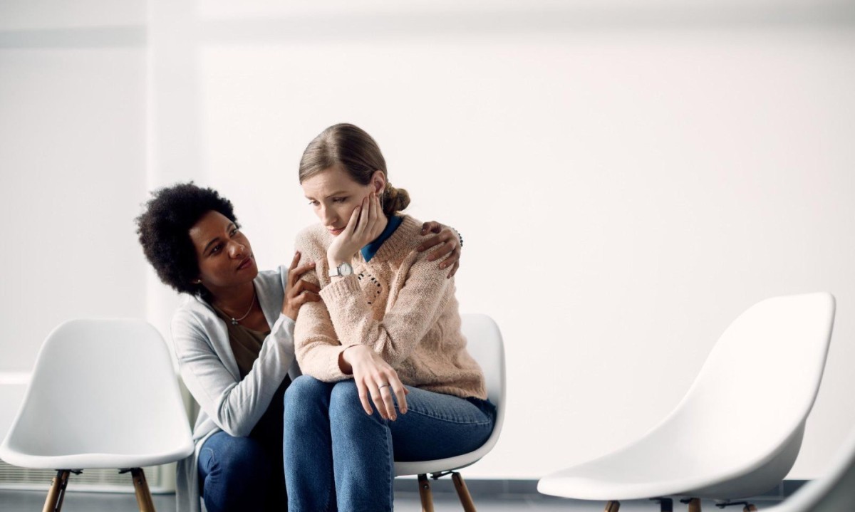 Colega de trabalho acolhe amiga com sinais de depressão, durante período laboral, situação cada vez mais comum entre as empresas brasileiras - (crédito: Freepik) Colega de trabalho acolhe amiga com sinais de depressão, durante período laboral, situação cada vez mais comum entre as empresas brasileiras - (crédito: Freepik)