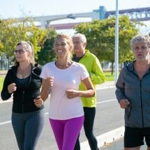 Corrida na terceira idade impulsiona saúde e bem-estar - pch.vector/FreePik