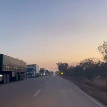 MG: acidente com carretas na BR-262 deixa motoristas presos às ferragens - Pedro Bueno/EM/DA. Press