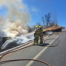Motorista morre carbonizado em incêndio de carreta com MDF na BR-251 - Divulgação/Corpo de Bombeiros