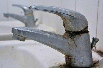 Truque simples com vinagre devolve o brilho das torneiras manchadas