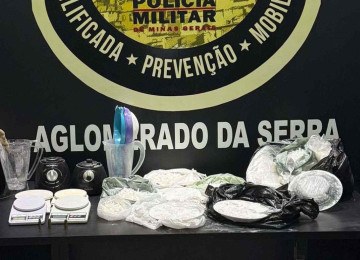 Foram recolhidas porções de cocaína que seriam vendidas em uma área de lazer frequentada por crianças -  (crédito: Divulgação/PMMG)