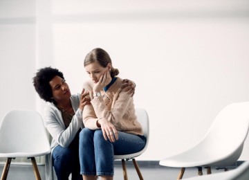 Colega de trabalho acolhe amiga com sinais de depressão, durante período laboral, situação cada vez mais comum entre as empresas brasileiras  -  (crédito: Freepik)