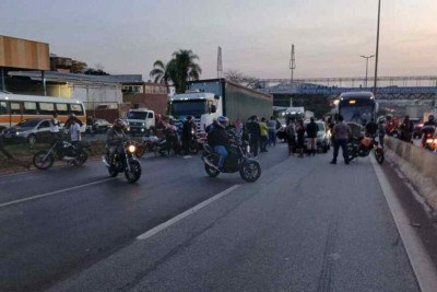 Pista central ficou bloqueada para atendimento das vítimas e remoção da carreta -  (crédito: Reprodução/Redes sociais)