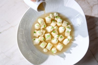 O Nhoque do restaurante Nelita, em São Paulo, remete à estética da cozinha molecular
 -  (crédito: Estúdio Mió/Divulgação)
