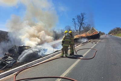 A carreta foi consumida pelas chamas e o corpo do motorista foi encontrado carbonizado -  (crédito: Divulgação/Corpo de Bombeiros)
