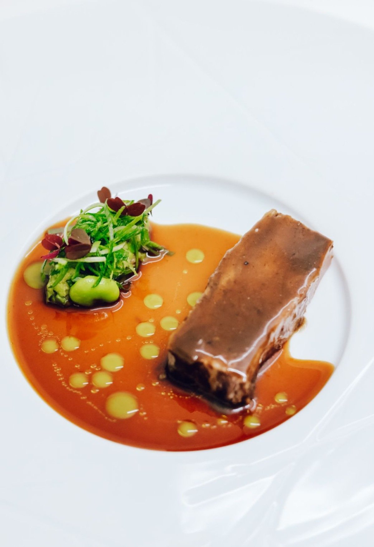 O português Antonio Loureiro leva para o jantar um corte de carne suína pouco usado no Brasil, que é a presa de porco 