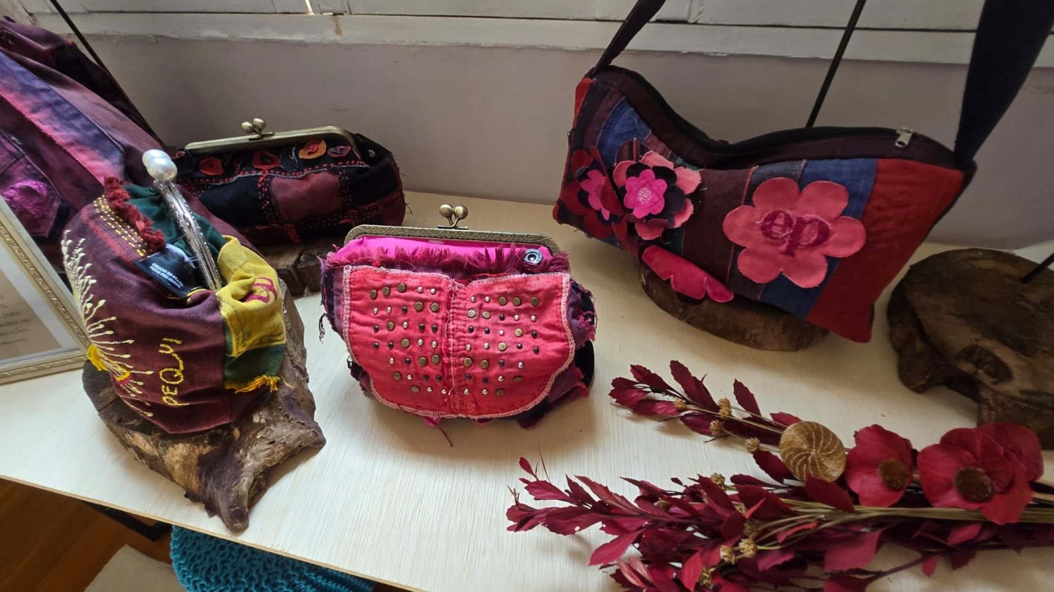 Bolsas em jeans customizados da artista Thelma Palha