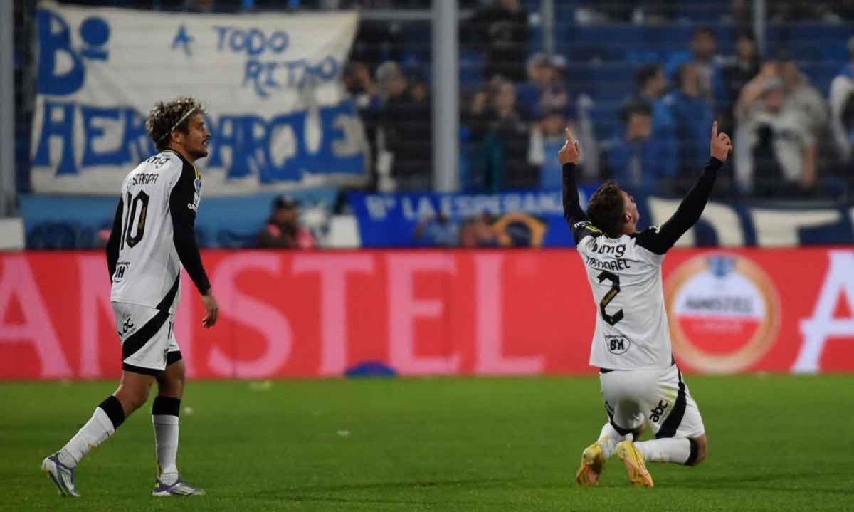 Com Scarpa, o lateral-direito Natanael (D) comemora o gol da vitória sobre o Godoy Cruz-ARG, pela Copa Sul-Americana - (crédito: Andres LARROVERE / AFP) Com Scarpa, o lateral-direito Natanael (D) comemora o gol da vitória sobre o Godoy Cruz-ARG, pela Copa Sul-Americana - (crédito: Andres LARROVERE / AFP)