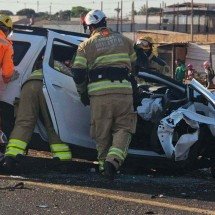 Motorista morre e passageiro fica em estado grave em batida com caminhão - Divulgação/Corpo de Bombeiros