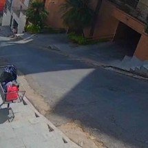 Vídeo: carro capota ao tentar subir ladeira íngreme de BH - Reprodu&ccedil;&atilde;o