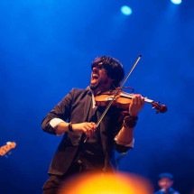 Violino vira 'astro' de rock no show de FeOliver e sua banda em BH