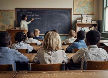 Sala de aula com professora no quadro e alunos prestando atenção; imagem meramente ilustrativa -  (crédito: inteligência artificial/acervo Estado de Minas)
