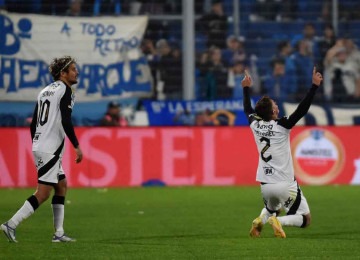 Com Scarpa, o lateral-direito Natanael (D) comemora o gol da vitória sobre o Godoy Cruz-ARG, pela Copa Sul-Americana -  (crédito: Andres LARROVERE / AFP)