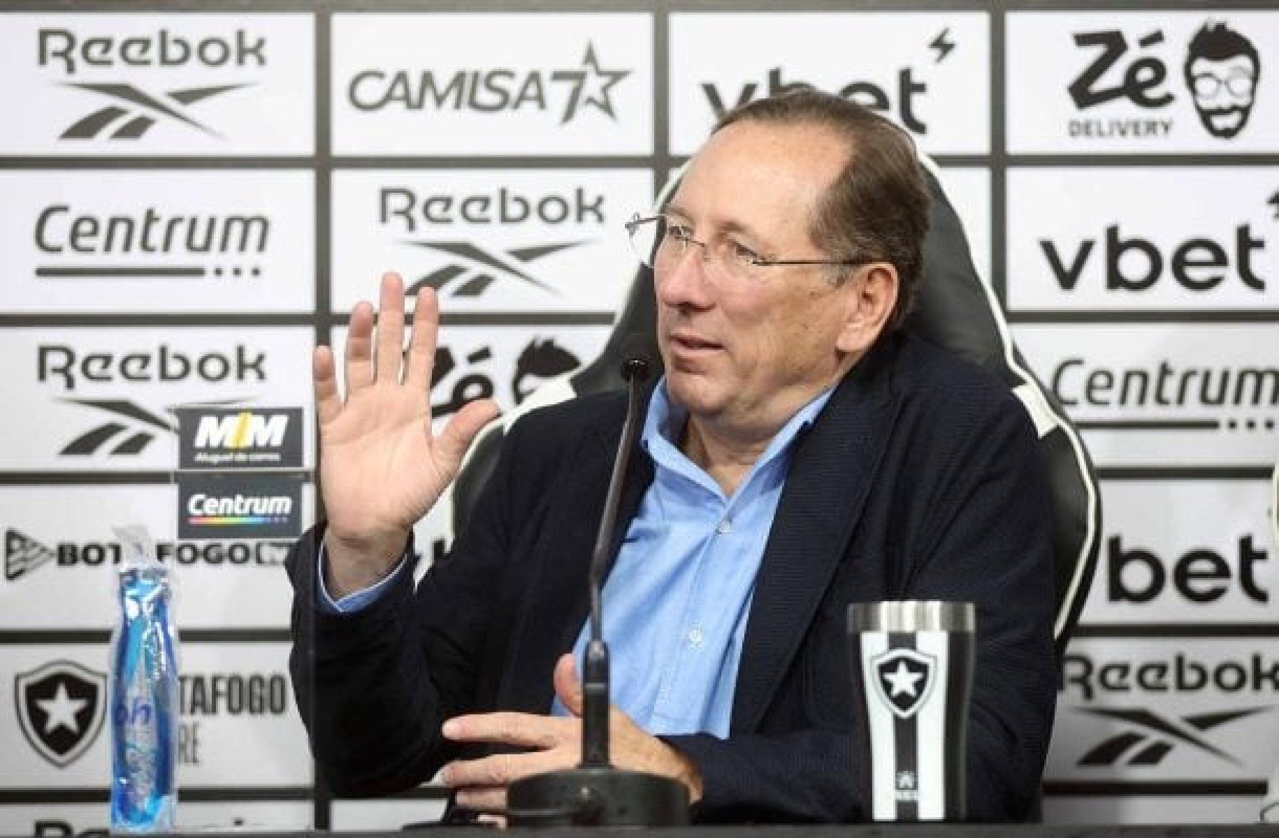 Novo contratado da Globo ironiza John Textor após eliminação do Botafogo