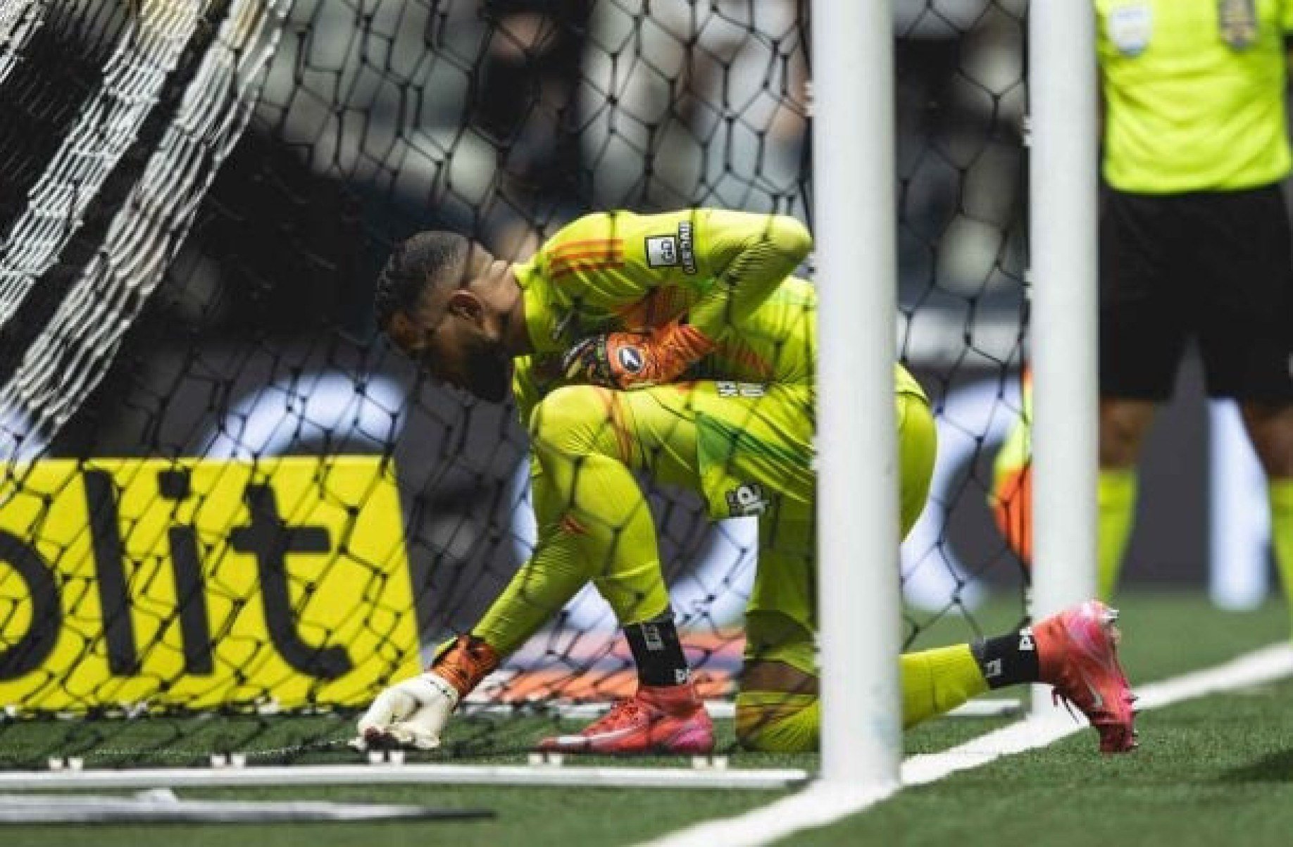 Everson, do Atlético, perde amuleto após gandula jogar na arquibancada