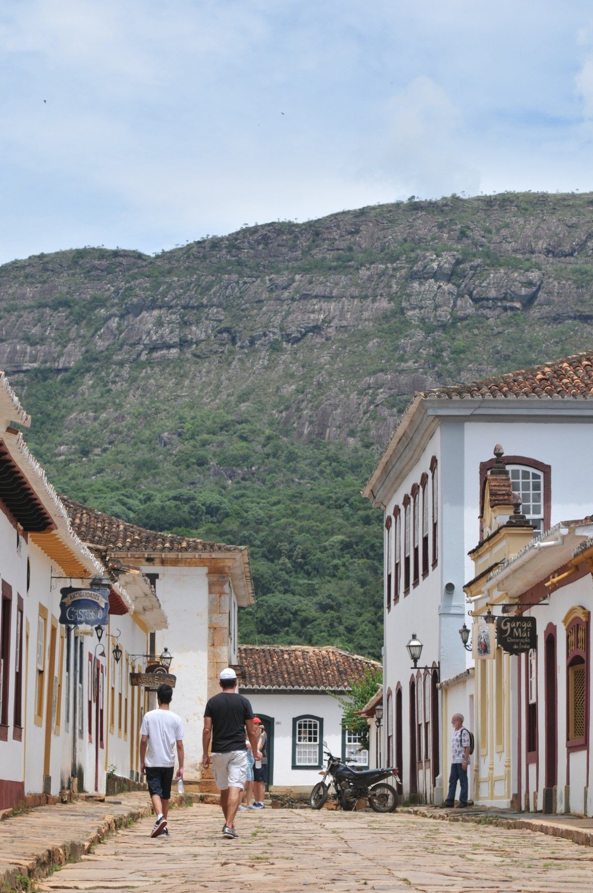  Tirandetes
      - Alexandre Guzanshe/EM/D.A Press. Brasil. Tiradentes - MG. 300 anos de historia de Tiradentes. Na foto, rua Direita.
