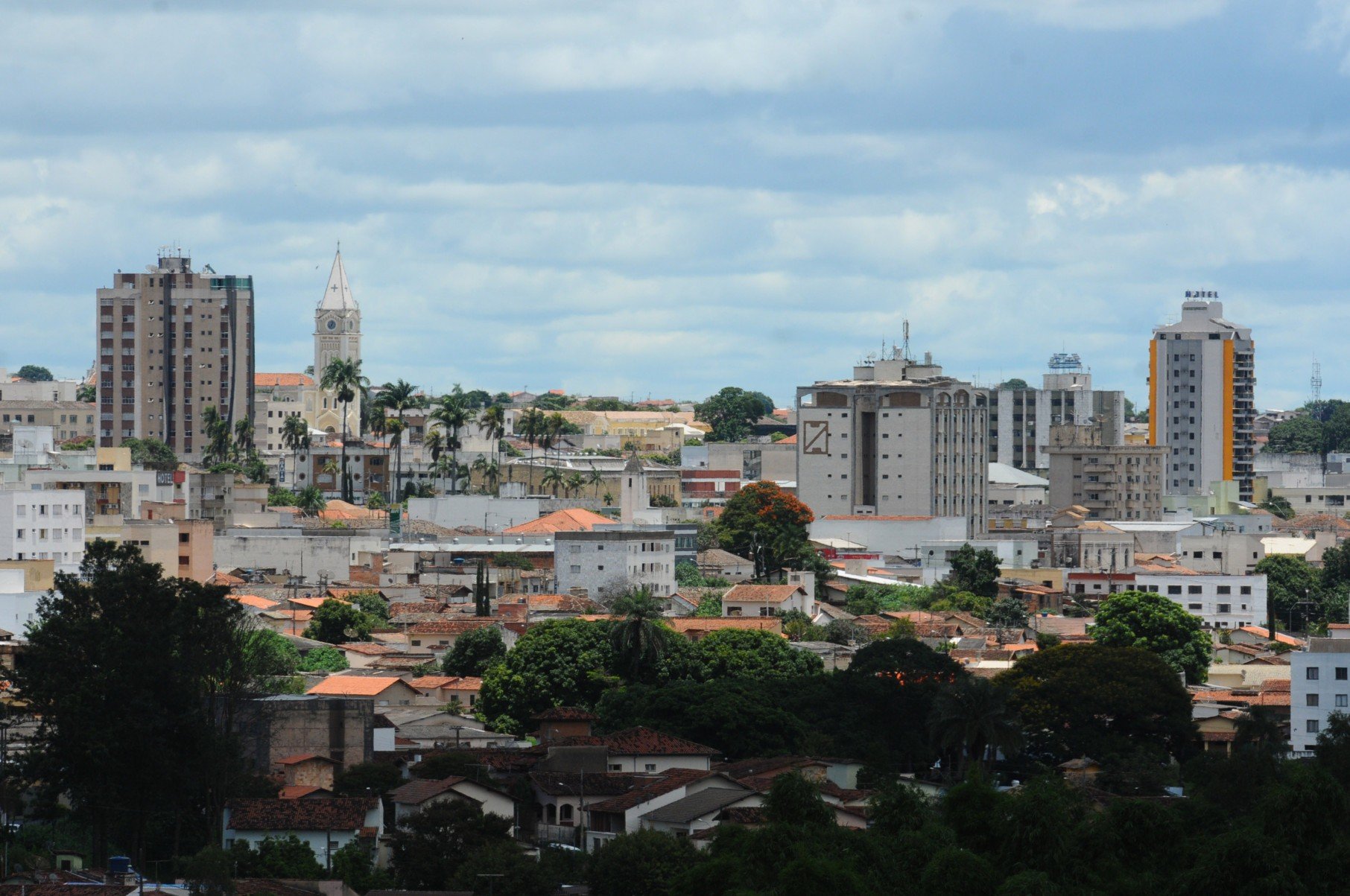 Araxá- Euler Junior/EM/D.A Press. Brasil. Araxa - MG. Vista geral da cidade de Araxa. - Caso do assassinato do empresario Higor Humberto Fonseca de Sousa, de 26 anos, e sua esposa Rafaela D?Eluz Giordani, de 21 anos, no dia 23/01, na residencia do casal, na rua Vicente Martins Oliveira, bairro Veredas do Belvedere, em Araxa, Alto Paranaiba. Os assassinos roubaram duas televisoes e uma caminhonete. Segundo a Policia Militar, esses detalhes indicariam um latrocinio, mas Higor foi vitima de mais de 100 facadas, alem de ter o corpo coberto por fuba. Ja Rafaela teve pelo menos nove lesoes relacionadas a objetos cortantes no pescoco e parte do corpo coberta com acucar. Higor e filho do ex-vice presidente administrativo do Esporte Clube Mamore. 