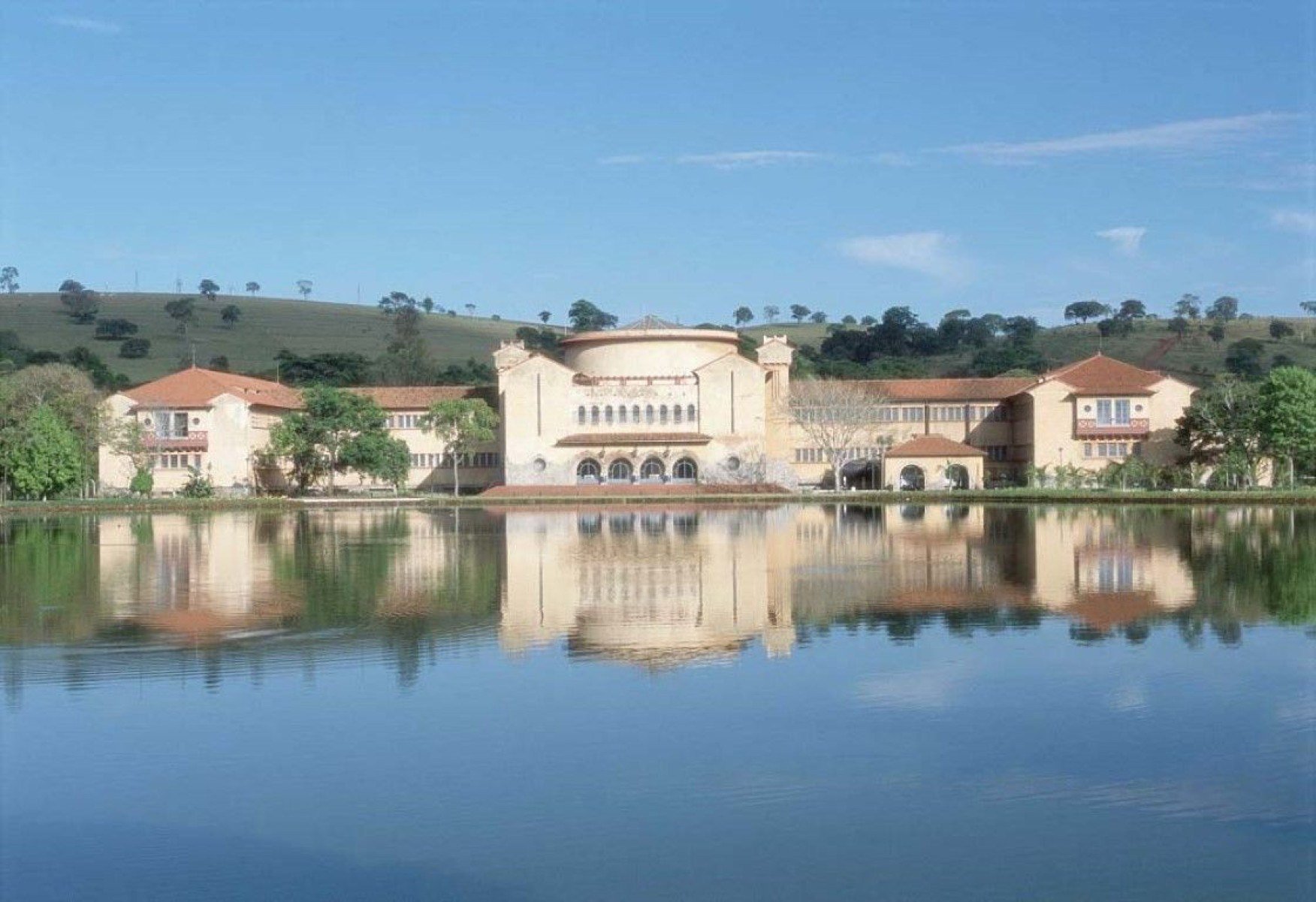 Grande Hotel Termas de Araxá.- Acervo / Codemge. Brasil. Araxa - MG. O Grande Hotel de Araxá apresenta nova proposta de hospitalidade para o turismo de bem-estar de alto padrão. Com o reposicionamento de mercado, o complexo hoteleiro resgata suas origens como espaço de refúgio para quem busca experiências terapêuticas, valorizando ainda mais os elementos locais da cultura, da história e da memória afetiva. O empreendimento é gerido pelo Grupo Tauá desde 2010, mediante parceria com o poder público, por meio da Companhia de Desenvolvimento de Minas Gerais (Codemge). Na foto, vista do Grande Hotel de Araxa