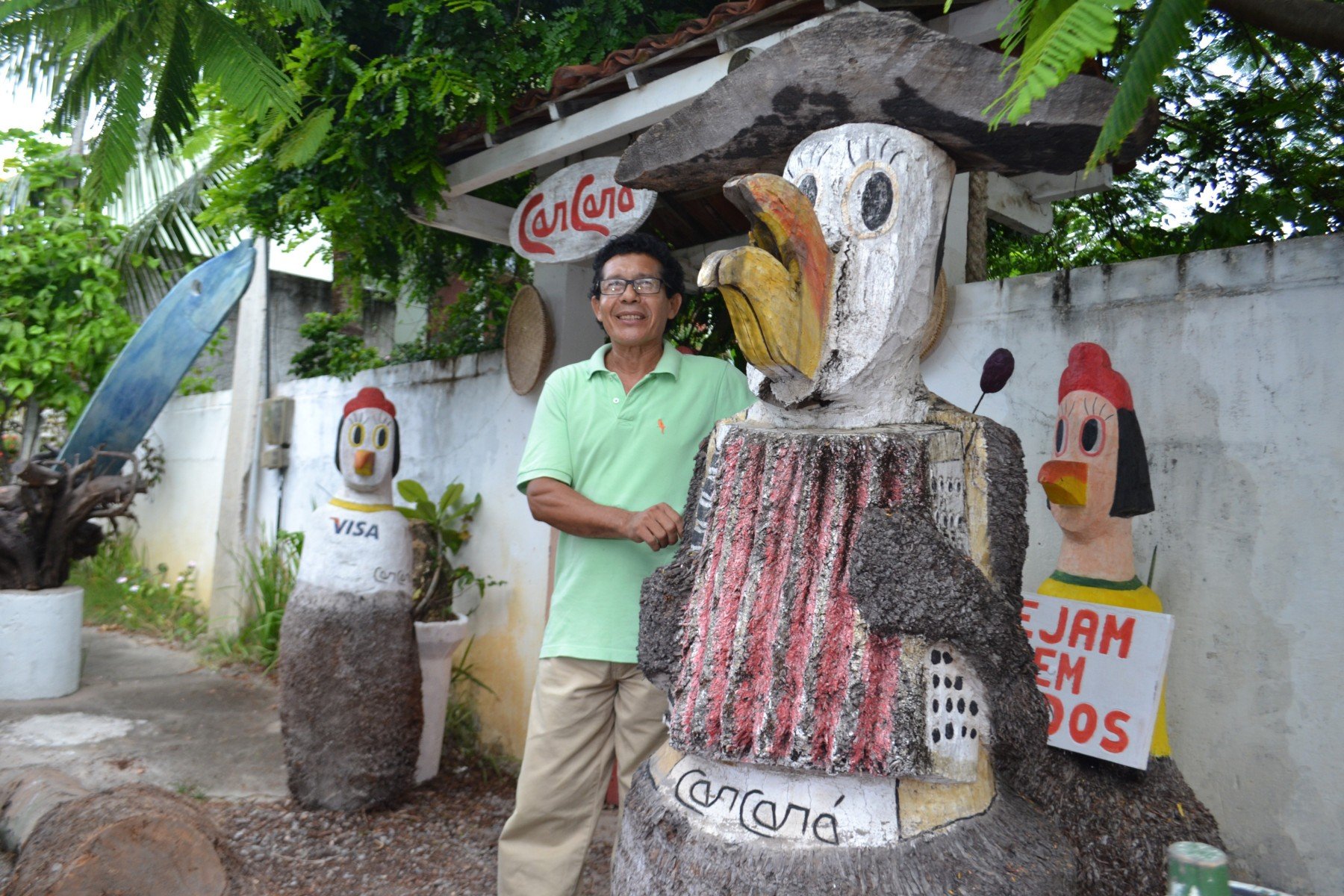 As simpáticas galinhas, coloridas e irreverentes, se transformaram em ícone cultural do distrito de Ipojuca
- Francelle Marzano/EM