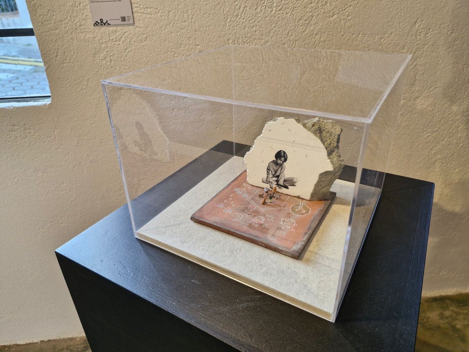 Exposição transforma livros de Valter Hugo Mãe em arte visual