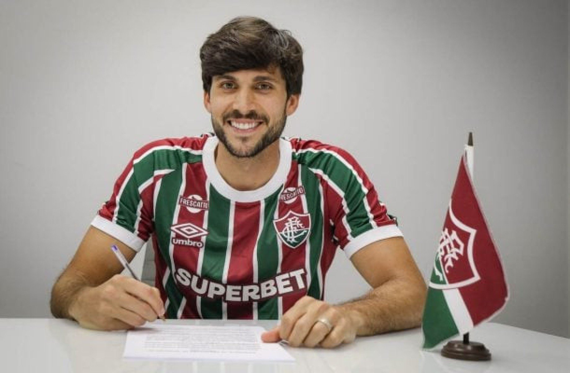 Fluminense anuncia a contratação do zagueiro Igor Rabello, que já está regularizado