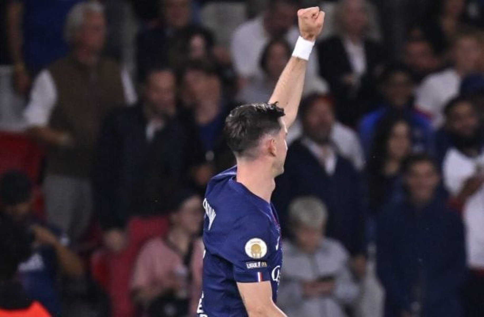 Dembélé isola pênalti, mas PSG pressiona e vence o Angers pelo Francês