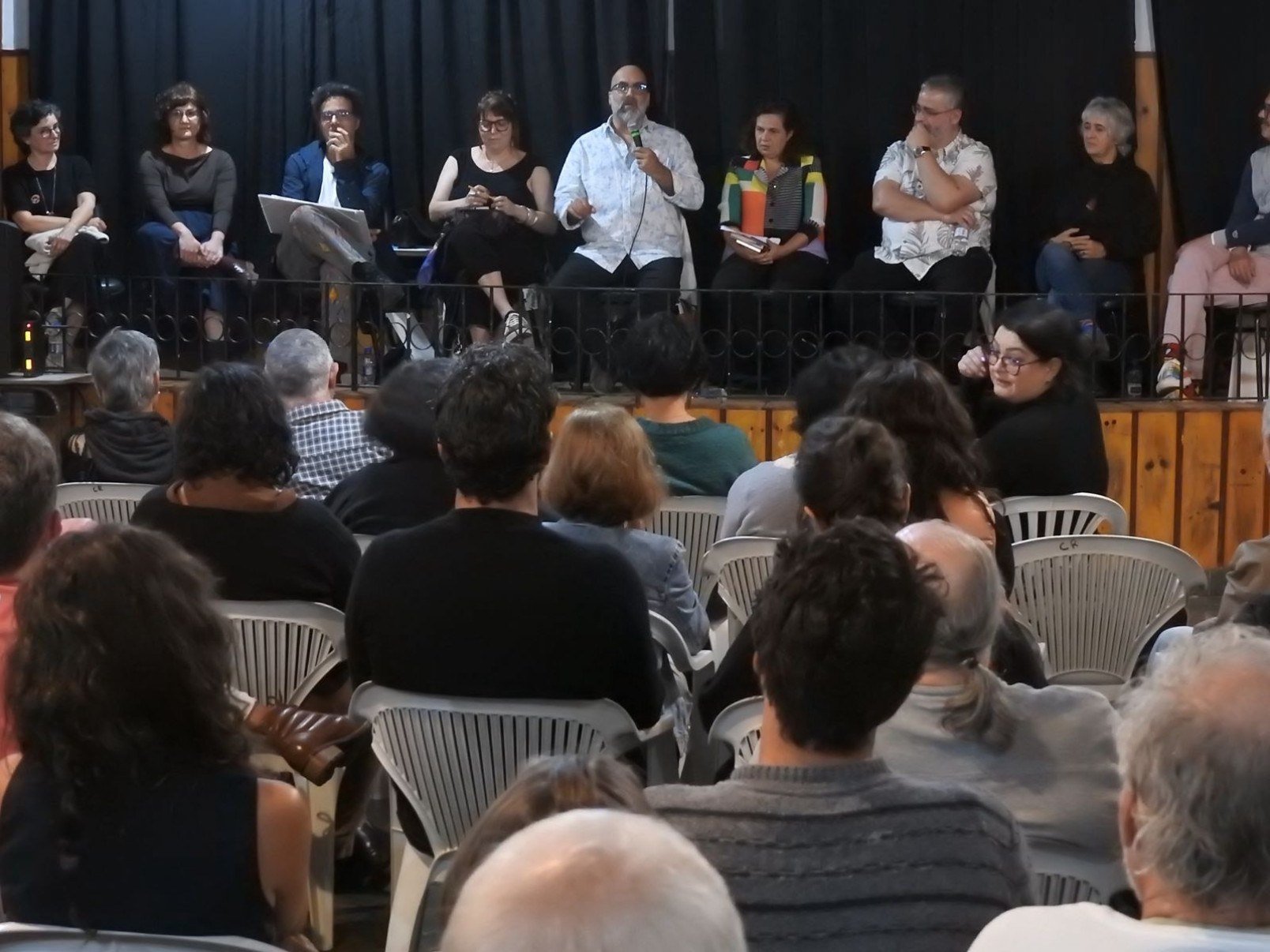 Público acompanha palestra de Valter Hugo Mãe com histórias sobre sua trajetória