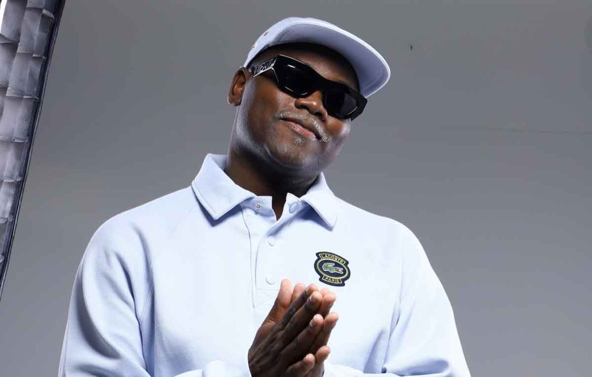 Funkeiro MC Saci olha para a câmera