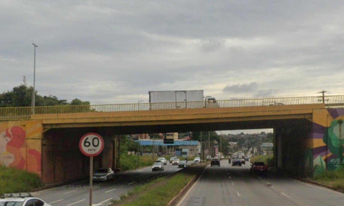 Acidente entre caminhão de lixo e dois carros mata pelo menos uma pessoa próximo ao Viaduto Beatriz, em Contagem -  (crédito: Reprodução/Google)