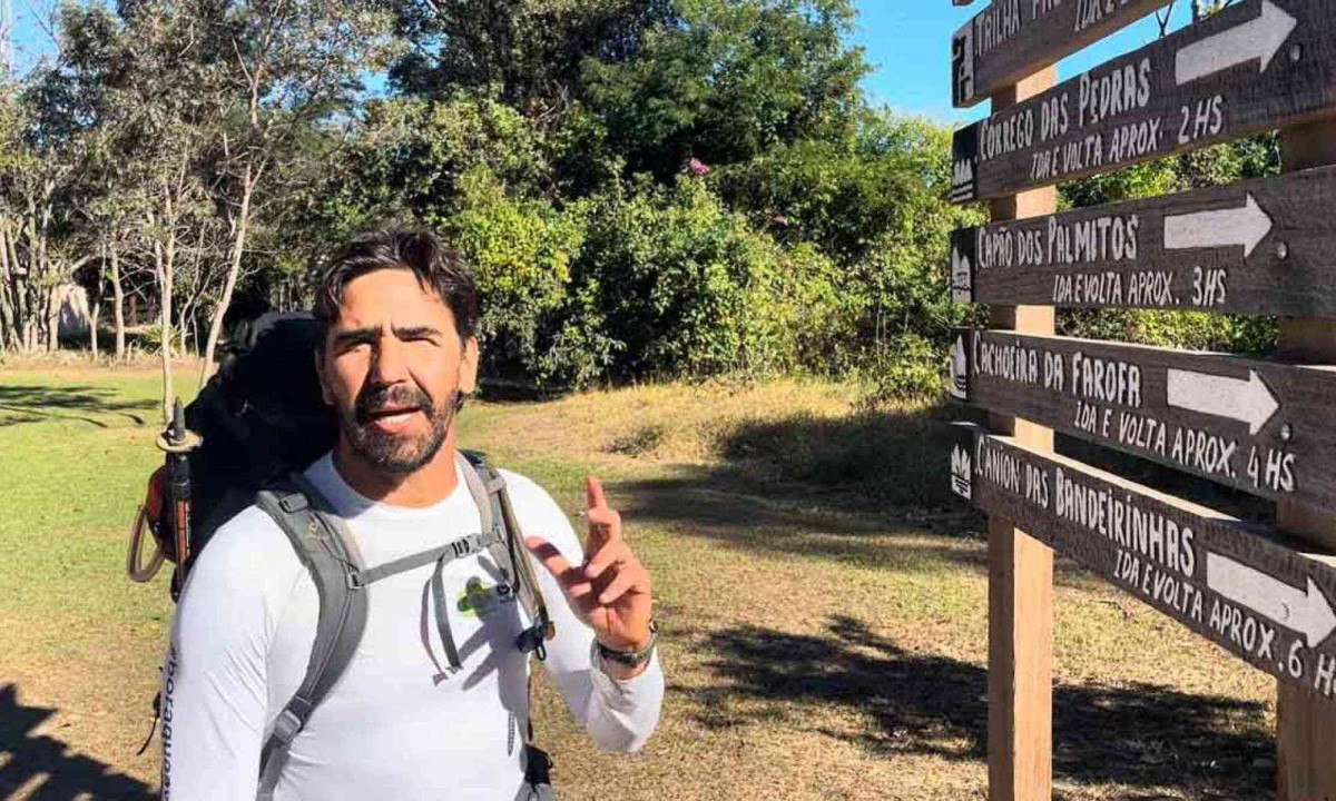 o guia e ambientalista Marcelo Rocha dá instruções diante de placas que apontam os diversos destinos no Parque Nacional da Serra do Cipó, durante a travessia Areias/Lagoa Dourada/São José  da Serra
