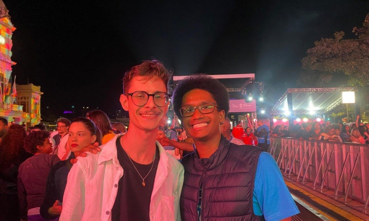 João Marques (esquerda), 19 anos, é estudante de Engenharia Mecânica na UFMG. Leonardo de Almeida (direita), 26 anos, é mestrando em Linguística na UFMG.
