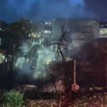 Falha no circuito elétrico destroi casa e danifica outras duas com incêndio - Reprodução/Redes sociais