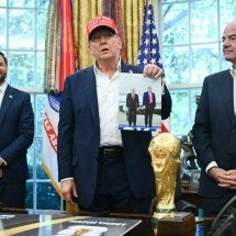 Trump exibe foto enviada por Putin de encontro no Alasca e elogia russo - ANDREW CABALLERO-REYNOLDS / AFP