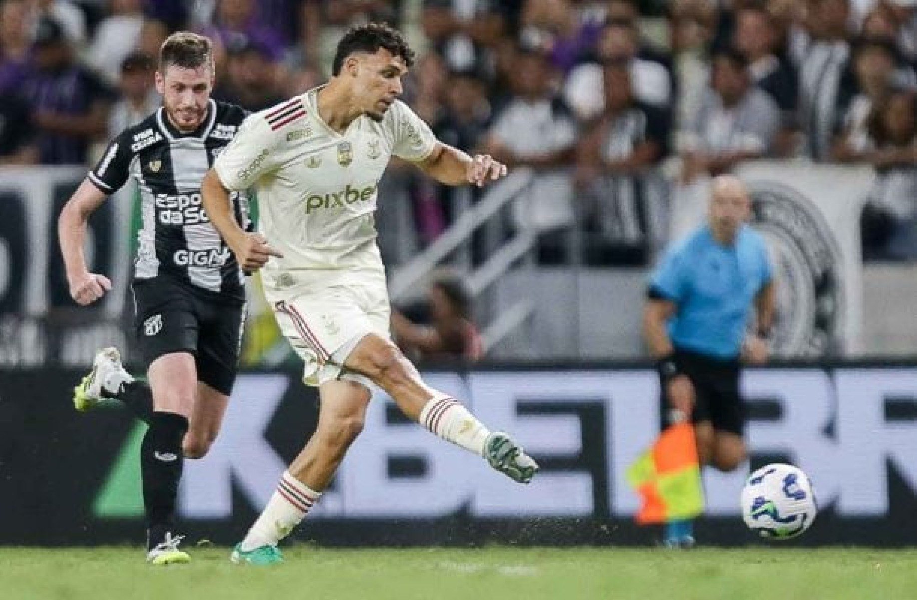 Santos tenta a contratação de Victor Hugo, do Flamengo