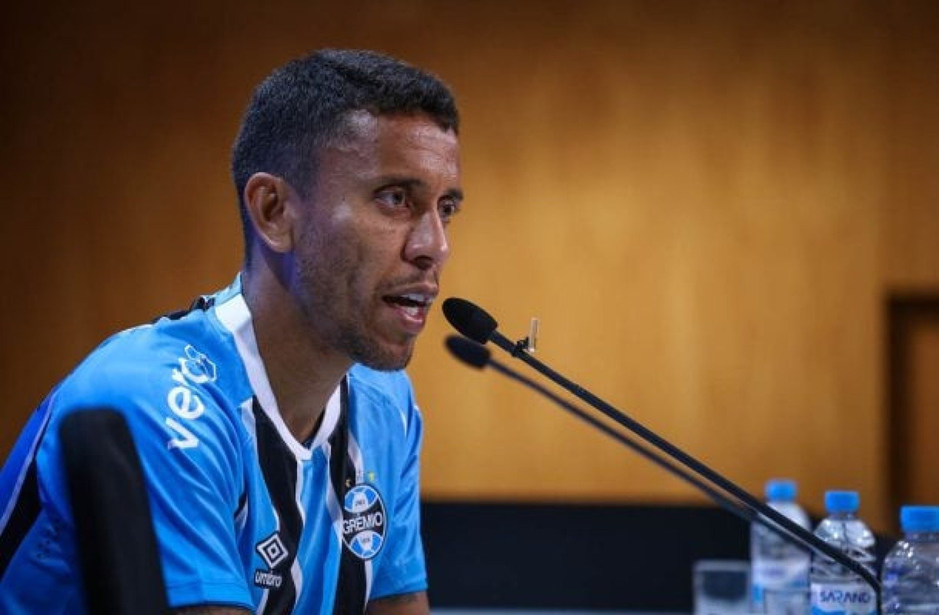 Marcos Rocha avalia como positiva estreia pelo Grêmio no empate com Ceará