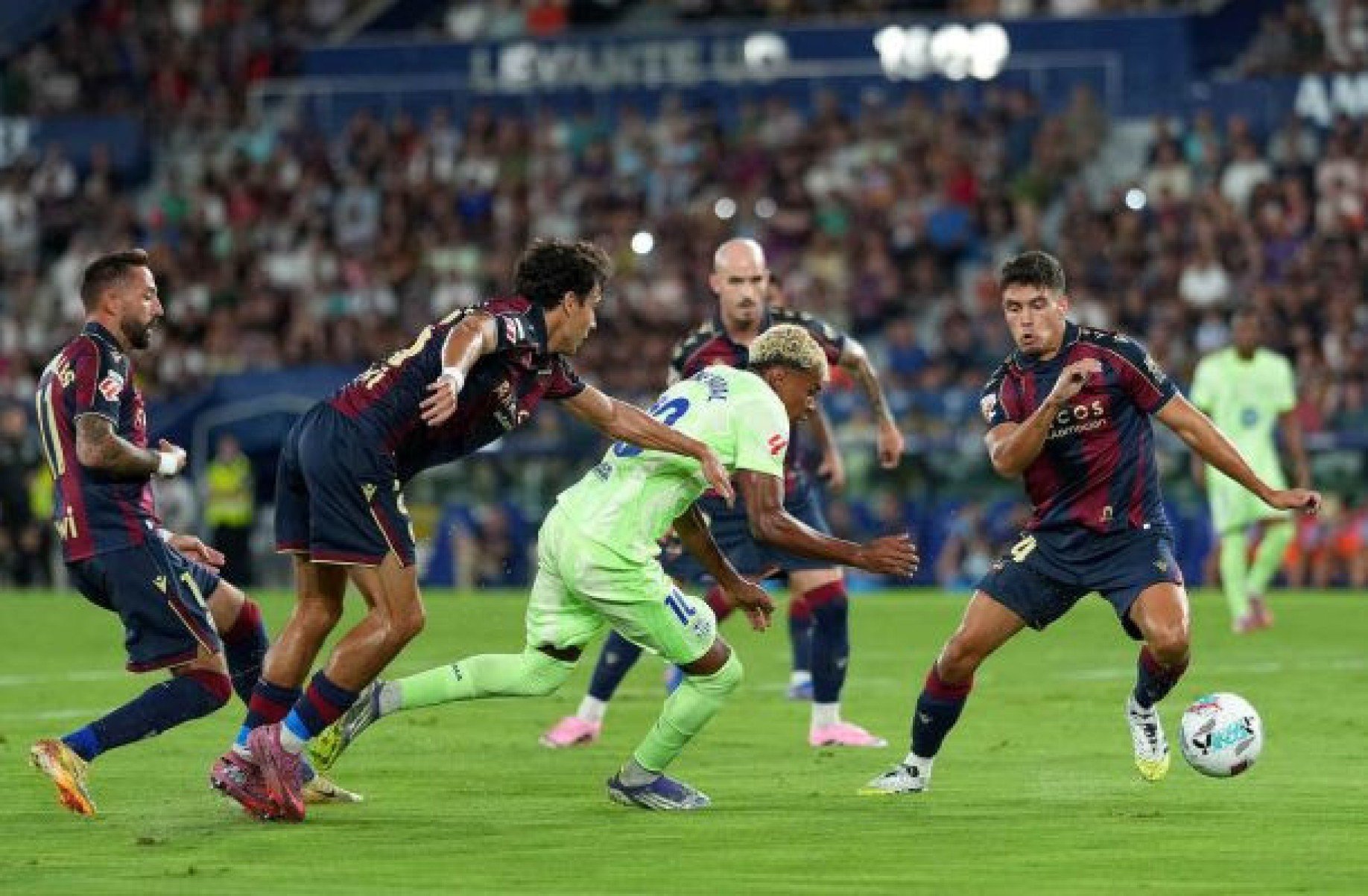 Barcelona vira sobre Levante fora de casa com gol contra nos acréscimos