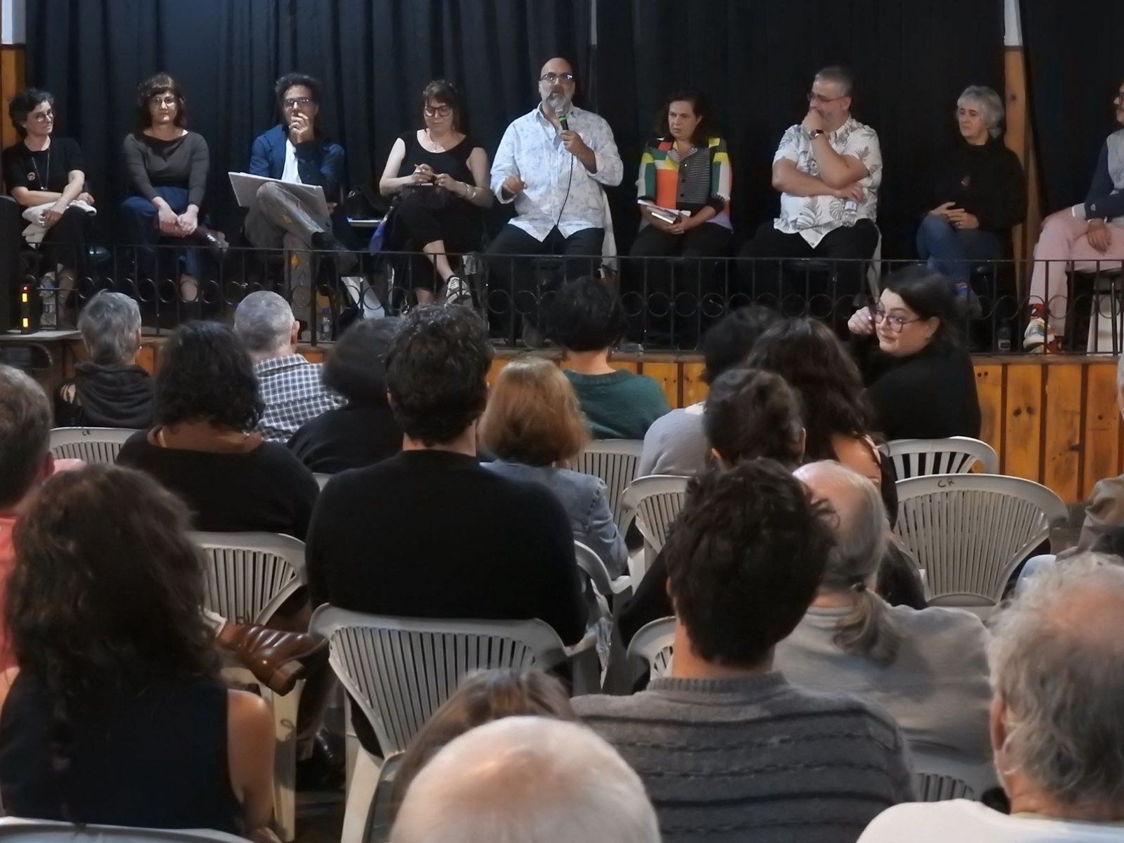 Palestra de Valter Hugo Mãe, em Gonçalves, reuniu moradores, visitantes e artistas